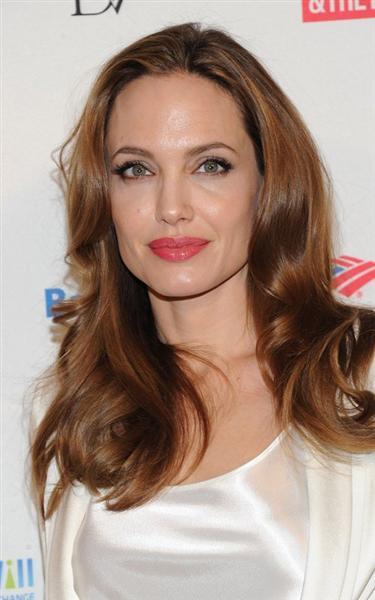 Angelina Jolie, elegancia en blanco y negro