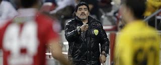 Quique Sánchez Flores elimina a Maradona de la Copa Etisalat con lío