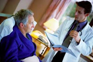 Las caídas en el hogar, una de las alarmas más habituales atendidas por las unidades móviles del servicio de teleasistencia