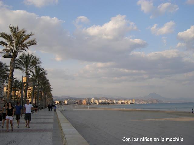 La playa de muchavista de El Campello (Alicante)