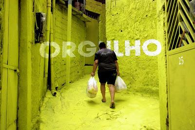 Pintando un corazón de tiza en la pared