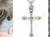 Gobierno inglés apoya prohibir usar colgantes cruz trabajo