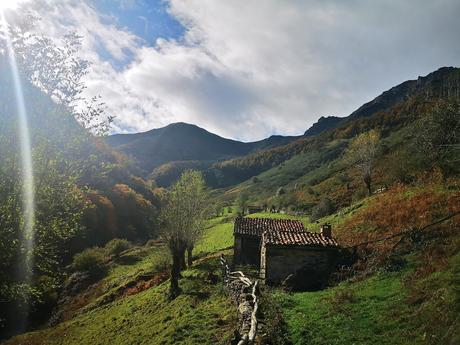 Cabeza L'Arcu desde Caleao Camino embarrado en la majada