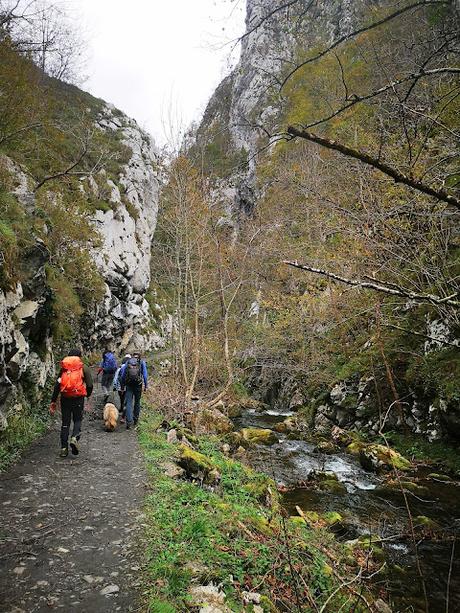Cabeza L'Arcu desde Caleao Descenso final valle abajo