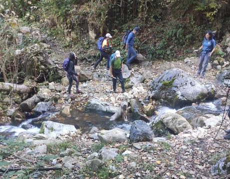 Cabeza L'Arcu desde Caleao Vadeando el río