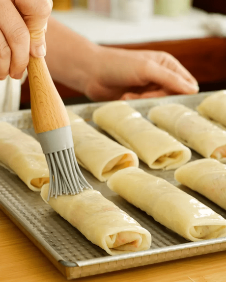 pincelar los rollitos con aceite