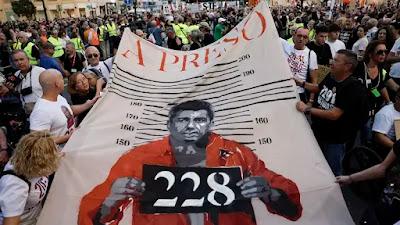 Un año después..., miles de valencianos insisten en la dimisión de Mazón.