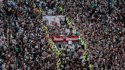 Un año después..., miles de valencianos insisten en la dimisión de Mazón.