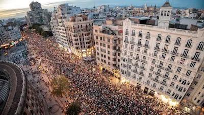 Un año después..., miles de valencianos insisten en la dimisión de Mazón.