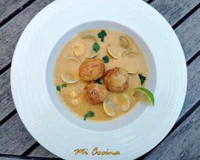 GUISO DE ALMEJAS CON GAMBAS BLANCAS Y PINTARROJA CON SUS ALBÓNDIGAS EN SALSA DE ANACARDOS.
