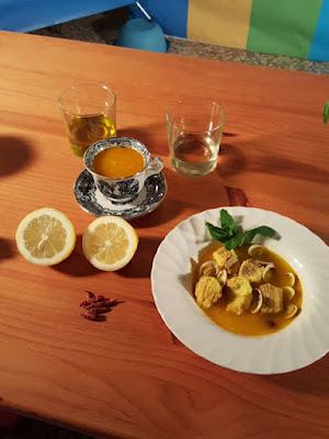 GUISO DE ALMEJAS CON GAMBAS BLANCAS Y PINTARROJA CON SUS ALBÓNDIGAS EN SALSA DE ANACARDOS.