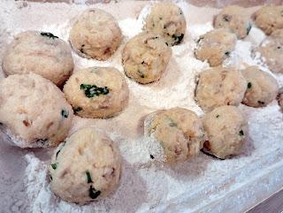 GUISO DE ALMEJAS CON GAMBAS BLANCAS Y PINTARROJA CON SUS ALBÓNDIGAS EN SALSA DE ANACARDOS.