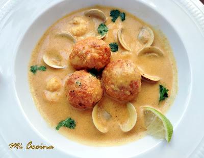 GUISO DE ALMEJAS CON GAMBAS BLANCAS Y PINTARROJA CON SUS ALBÓNDIGAS EN SALSA DE ANACARDOS.