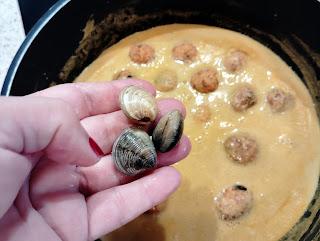 GUISO DE ALMEJAS CON GAMBAS BLANCAS Y PINTARROJA CON SUS ALBÓNDIGAS EN SALSA DE ANACARDOS.
