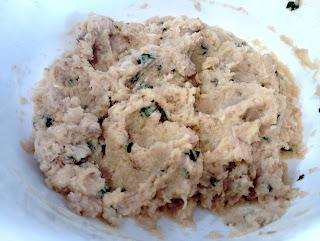 GUISO DE ALMEJAS CON GAMBAS BLANCAS Y PINTARROJA CON SUS ALBÓNDIGAS EN SALSA DE ANACARDOS.