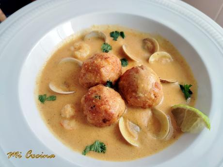 GUISO DE ALMEJAS CON GAMBAS BLANCAS Y PINTARROJA CON SUS ALBÓNDIGAS EN SALSA DE ANACARDOS.