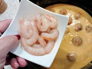 GUISO DE ALMEJAS CON GAMBAS BLANCAS Y PINTARROJA CON SUS ALBÓNDIGAS EN SALSA DE ANACARDOS.
