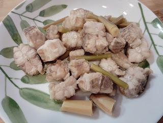 GUISO DE ALMEJAS CON GAMBAS BLANCAS Y PINTARROJA CON SUS ALBÓNDIGAS EN SALSA DE ANACARDOS.