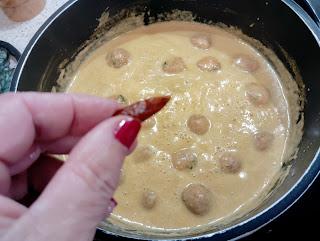 GUISO DE ALMEJAS CON GAMBAS BLANCAS Y PINTARROJA CON SUS ALBÓNDIGAS EN SALSA DE ANACARDOS.