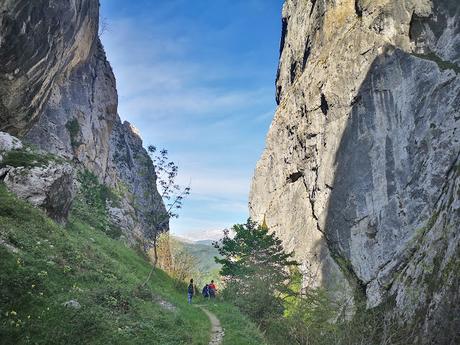 Continuando el descenso por la foz de La Escalada