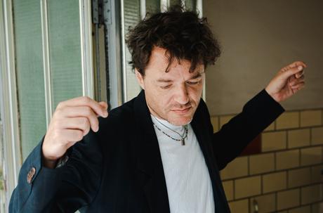 Con música, DJ y bailarines GAM interviene sus estacionamientos