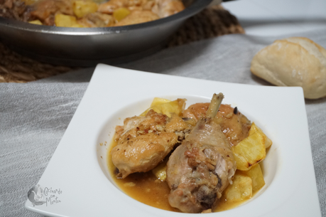 Pollo en salsa con patatas Pollo en salsa con patatas