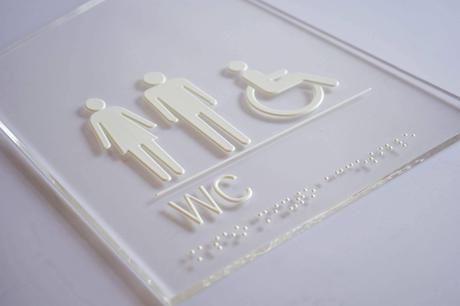 Databraille impulsa la señalización accesible con braille y altorrelieve en espacios públicos e instituciones