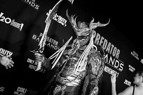 El elenco y los realizadores de Depredador: Tierras Savajes conquistan Hollywood en la Premiere de Estados Unidos