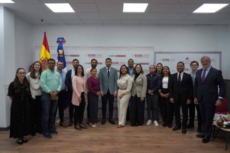El Ministro de la Juventud de República Dominicana visita EUDE y formaliza el convenio de 505 becas