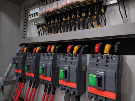 Cadenza Electric refuerza su stock con disponibilidad inmediata de material eléctrico Schneider Electric