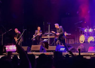 Loquillo & Coque Malla - Besos robados (2025) Loquillo & Coque Malla - Besos robados (2025)