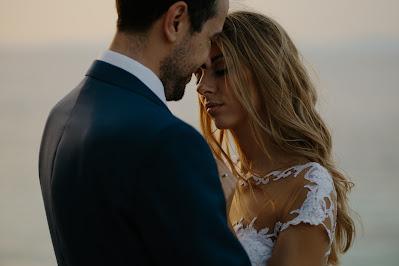 Pareja de novios mirándose con amor