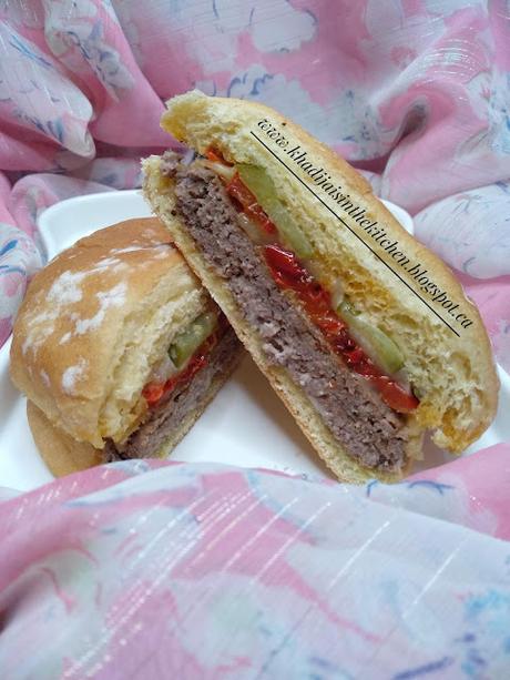 SANDWICH À LA VIANDE HACHÉE ET AU POIVRON ROUGE / GROUND MEAT AND RED PEPPER SANDWICH / SÁNDWICH DE CARNE PICADA Y PIMIENTO ROJO / ساندويتش لحم بقري مفروم مع فلفل أحمر