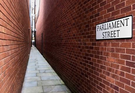 12 calles estrechas por las que te costará pasar Calle del Parlamento