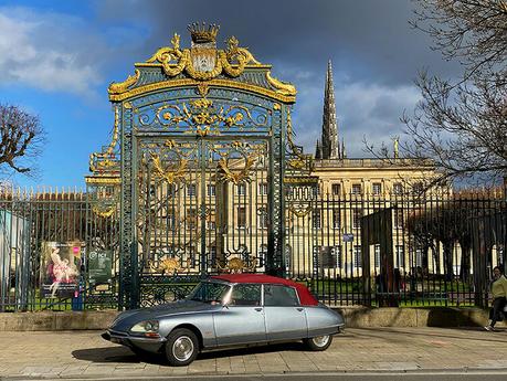 Vea Burdeos con estilo con los coches clásicos de Burdeos El Citroën DS frente a los jardines del Hôtel de Ville en un recorrido en coches clásicos de Burdeos