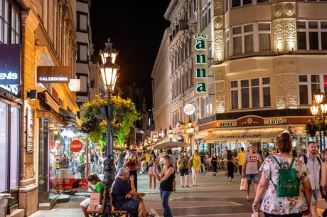 12 calles que cobran vida por la noche Váci Utca