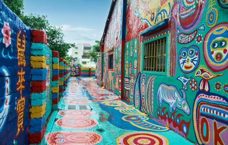15 de las calles más coloridas del mundo para pasear Pueblo Arcoíris