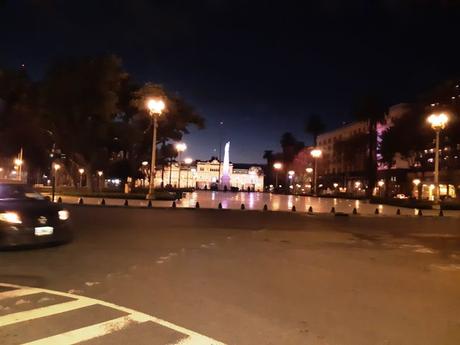 Buenos Aires de noche. plaza.jpg