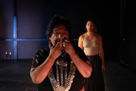 GAM: Montaje inmersivo y ceremonial honra a las mujeres originarias