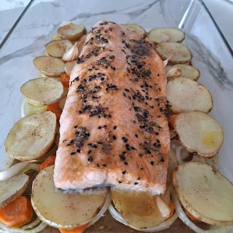Salmón marinado al horno con verduras