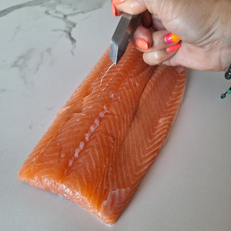 Salmón marinado al horno con verduras