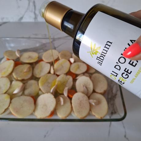 Salmón marinado al horno con verduras