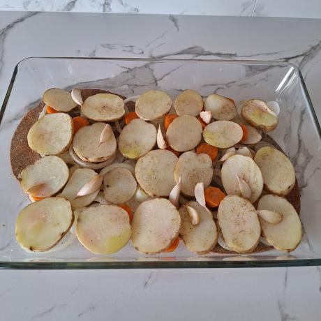 Salmón marinado al horno con verduras