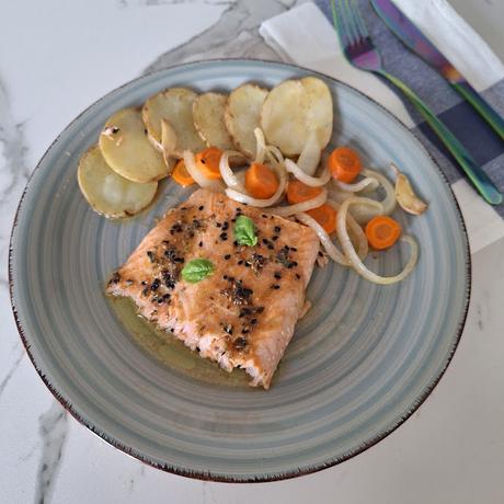 Salmón marinado al horno con verduras