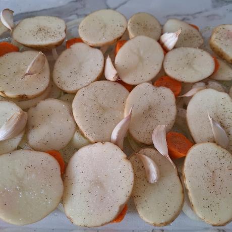 Salmón marinado al horno con verduras