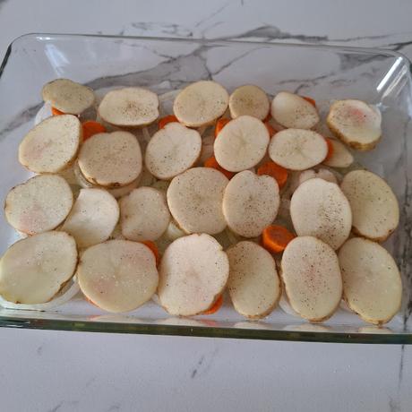 Salmón marinado al horno con verduras