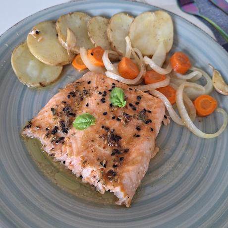 Salmón marinado al horno con verduras