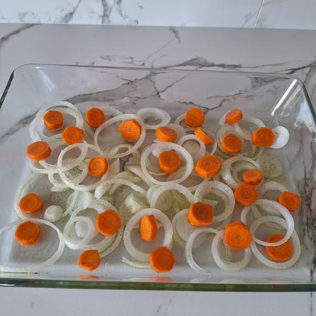 Salmón marinado al horno con verduras