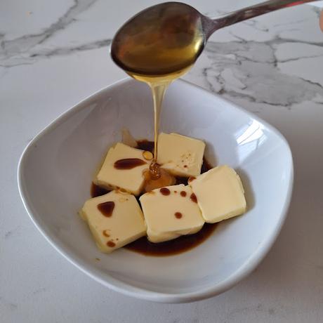 Salmón marinado al horno con verduras