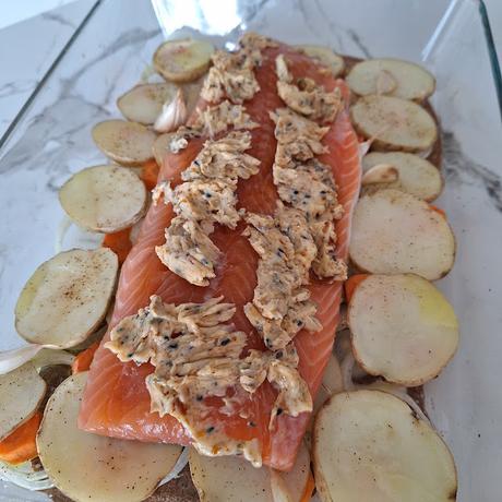 Salmón marinado al horno con verduras